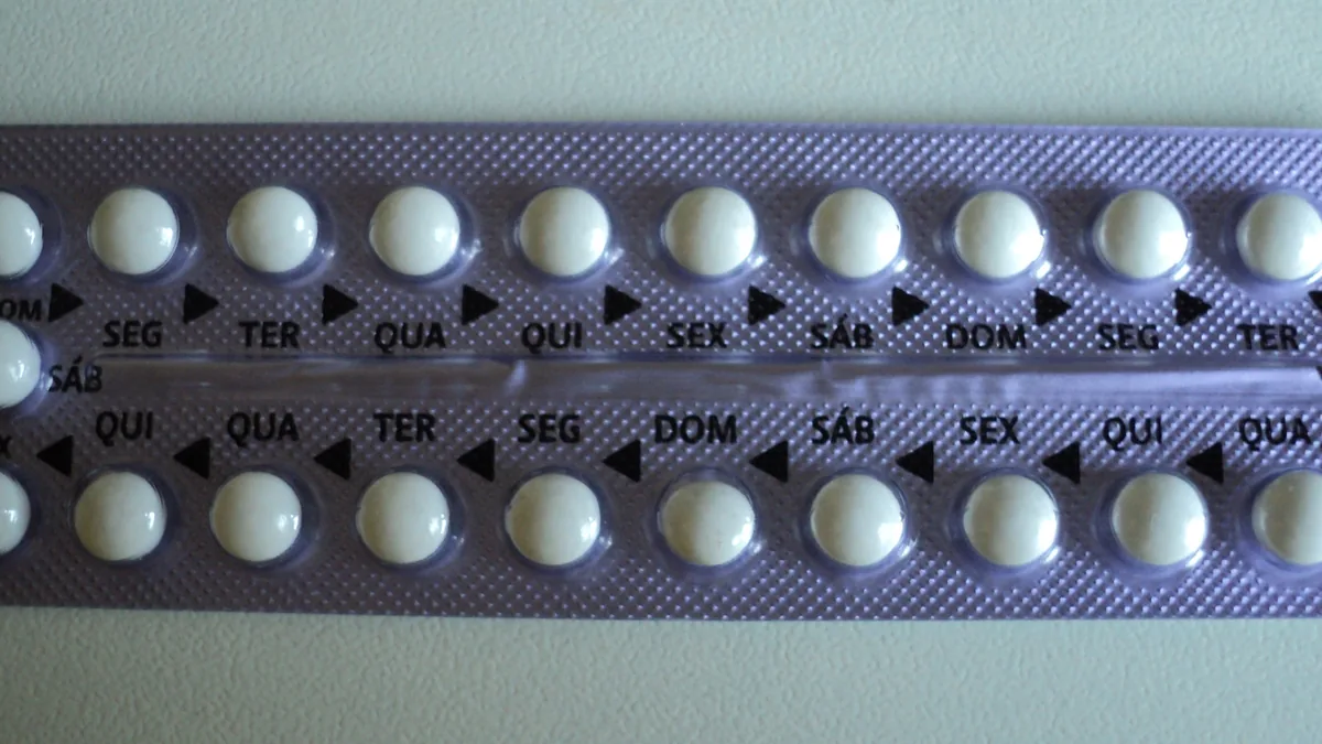 Plaquette de pilules contraceptives combinées marquées des jours de la semaine