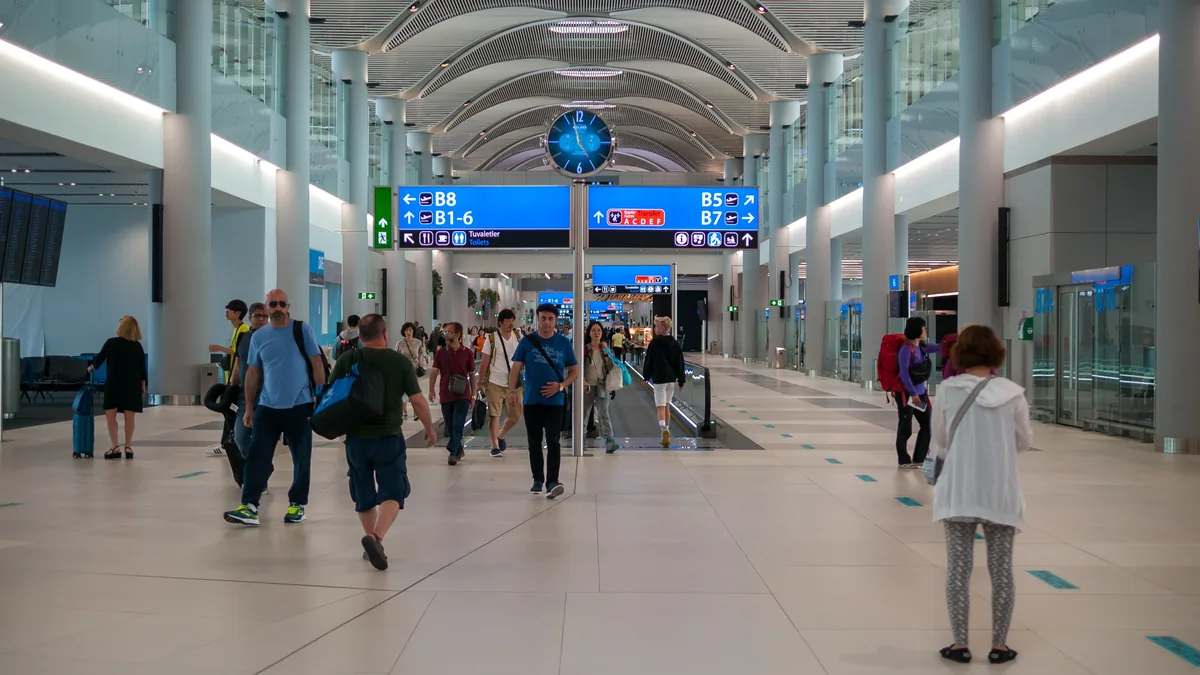 Longue zone d'embarquement de l'aéroport d'Istanbul à Arnavutköy, avec des espaces d'attente le long de l'allée