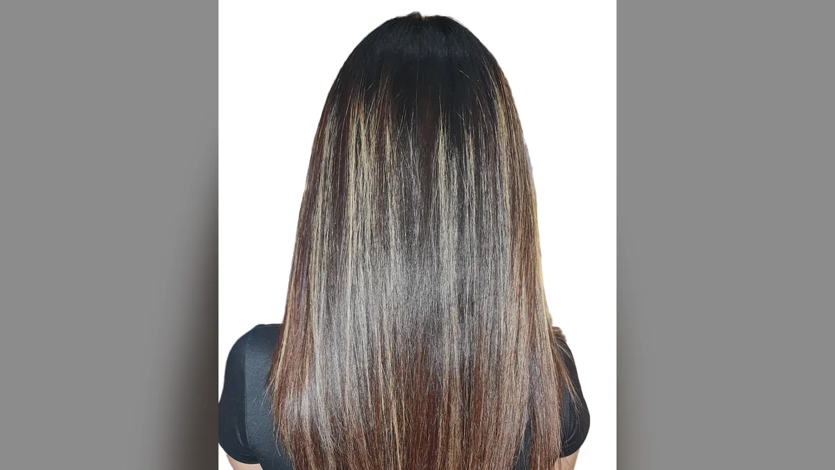 Cheveux longs, raides et bruns avec des mèches plus claires, vus de dos, qui tombent droit de la racine aux pointes