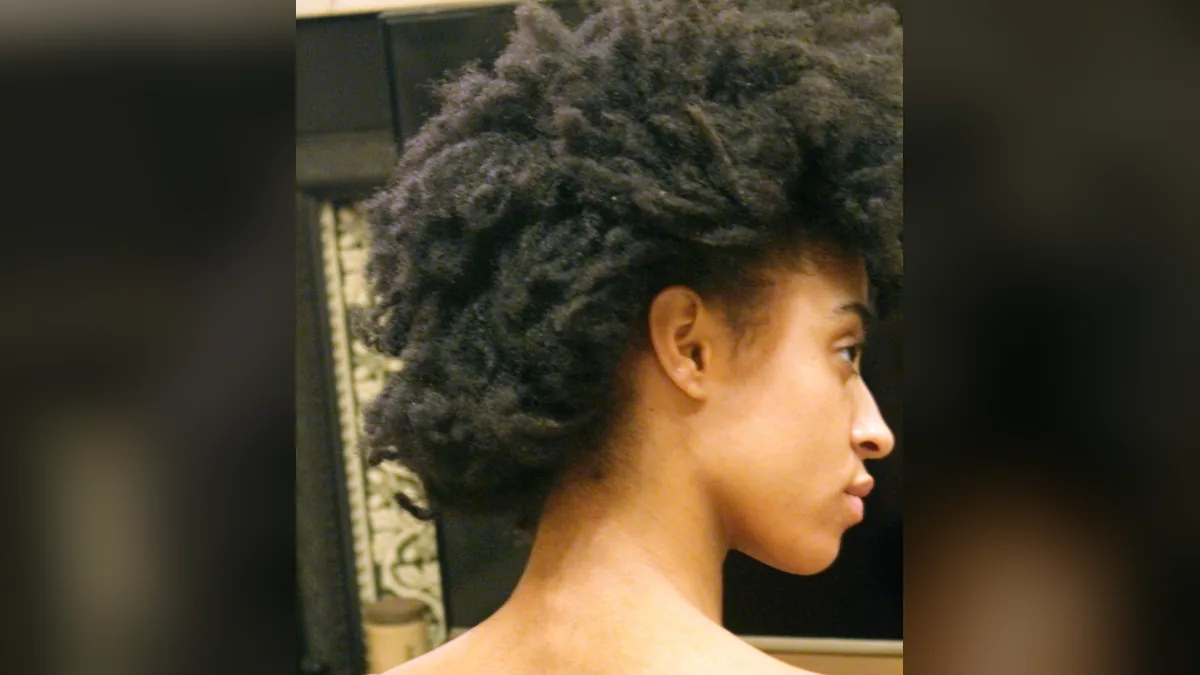 Profil d'une femme aux cheveux afro naturels de type 4C, denses et très serrés